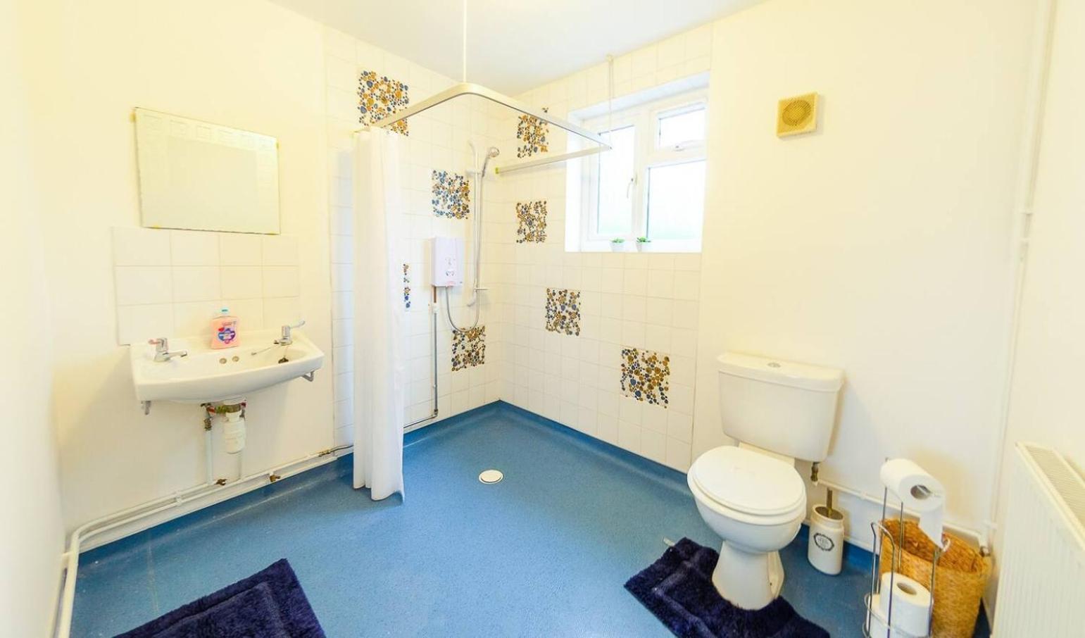 4 Bed - 2 Baths 1 Walk In Shower Lots Of Parking Ipswich Exterior photo