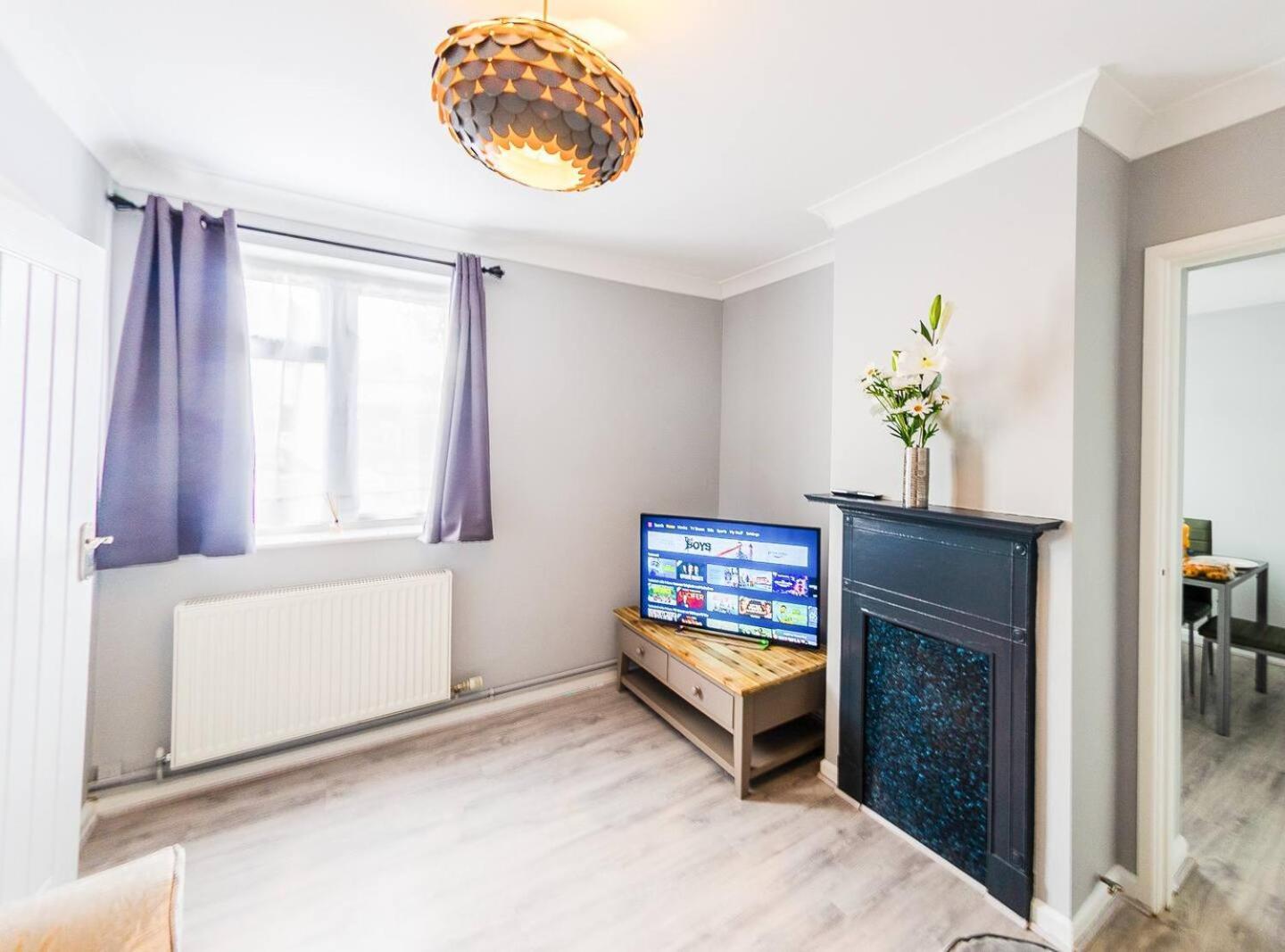 4 Bed - 2 Baths 1 Walk In Shower Lots Of Parking Ipswich Exterior photo
