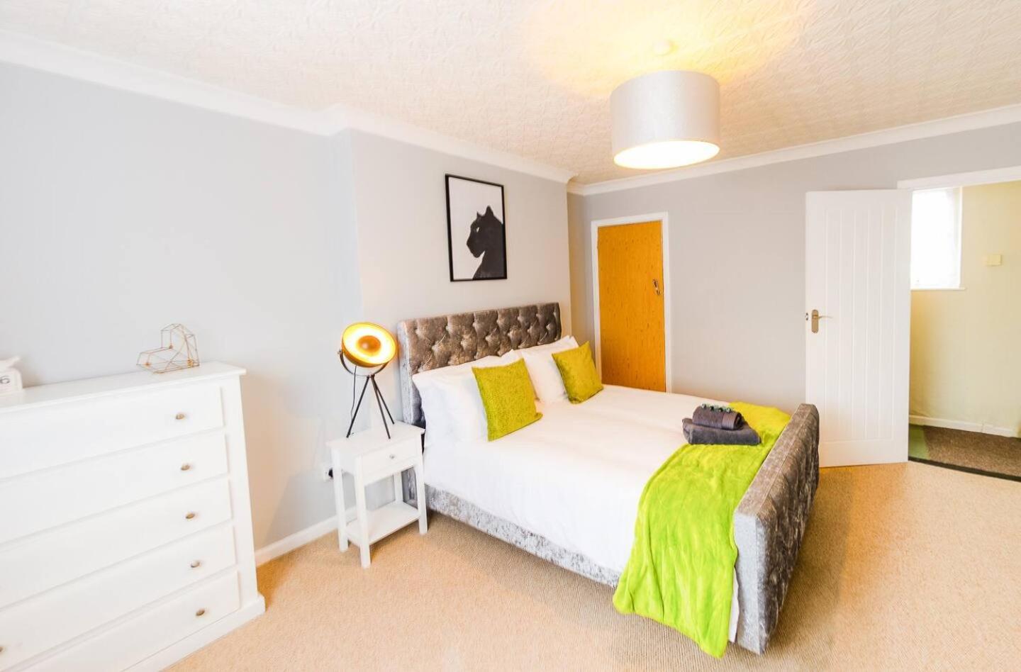 4 Bed - 2 Baths 1 Walk In Shower Lots Of Parking Ipswich Exterior photo